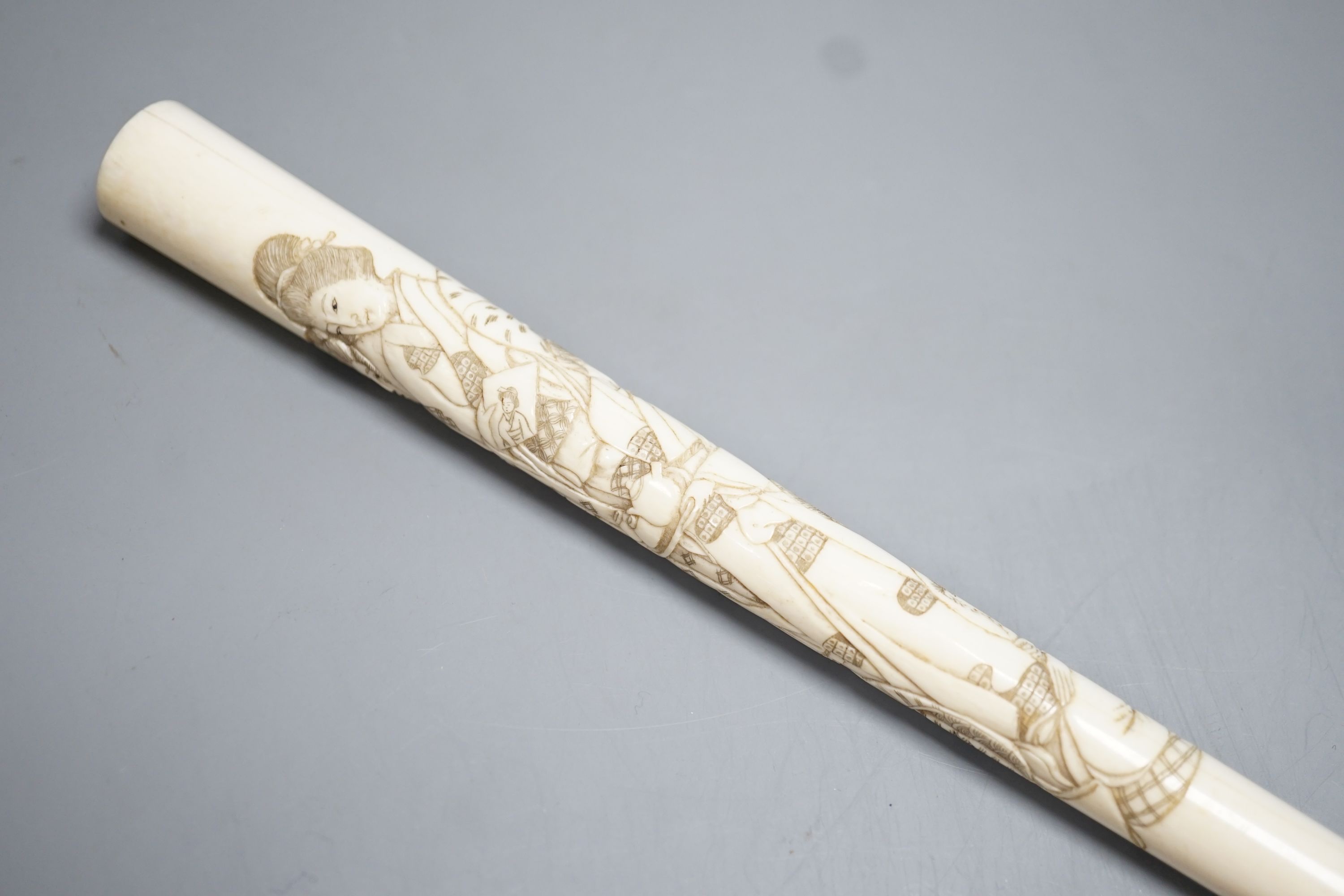 A 19th century Japanese carved ivory parasol handle 24.5cm